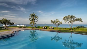 2 outdoor pools, sun loungers