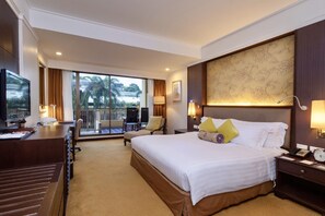 Minibar, in-room safe, desk, laptop workspace - Dusit Thani Pattaya (Pattaya)