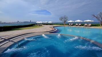 2 udendørs pools, liggestole