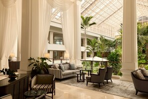 Lobby sitting area - Dusit Thani Pattaya (Pattaya)