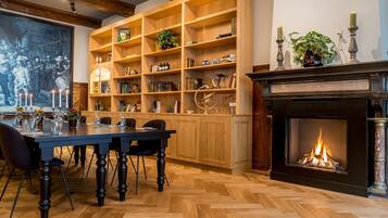 Breakfast, lunch, dinner served; international cuisine