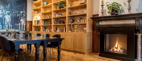 Aperto a colazione, pranzo e cena, cucina internazionale