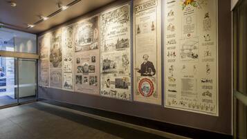 Una pared con carteles históricos y paneles informativos, probablemente en un edificio público o histórico.