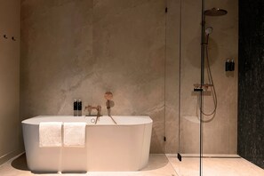 The Emperors Crown Suite | 욕실 | 친환경 세면용품, 헤어드라이어, 타월, 비누
