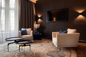 The Emperors Crown Suite | Area keluarga | Televisi layar datar 70-cm dengan saluran TV digital dan TV