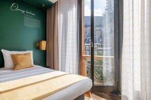 Standard-huone, 1 parisänky | Tallelokero huoneessa, työpöytä, pimennysverhot, silitysrauta/-lauta