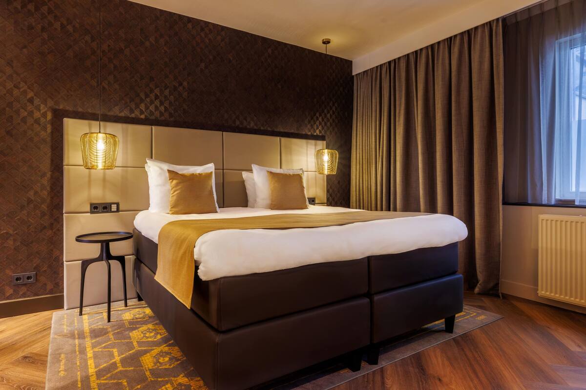 The Emperors Crown Suite