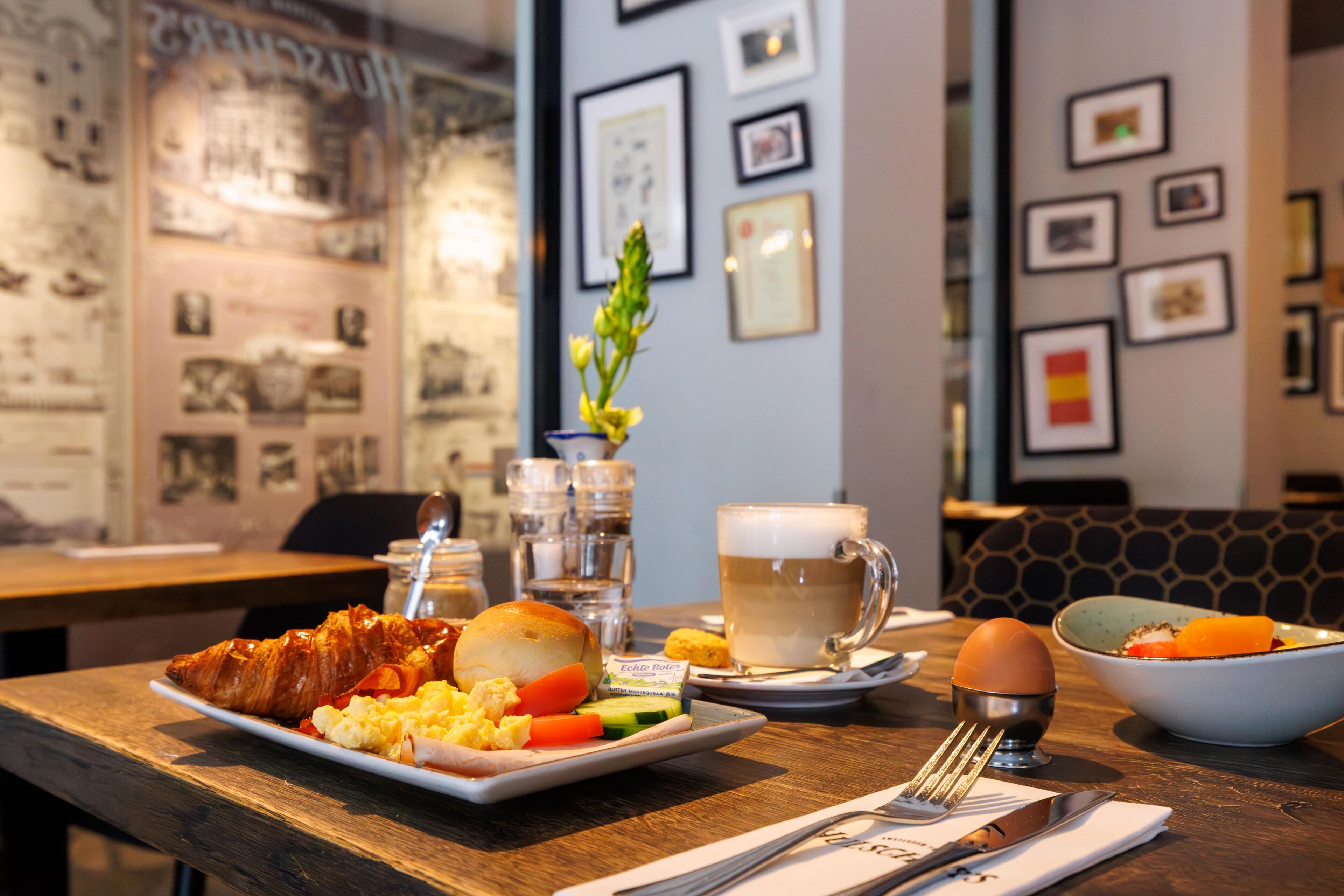 بوفيه فطور يوميًا بتكلفة قدرها (27.50 EUR للشخص)