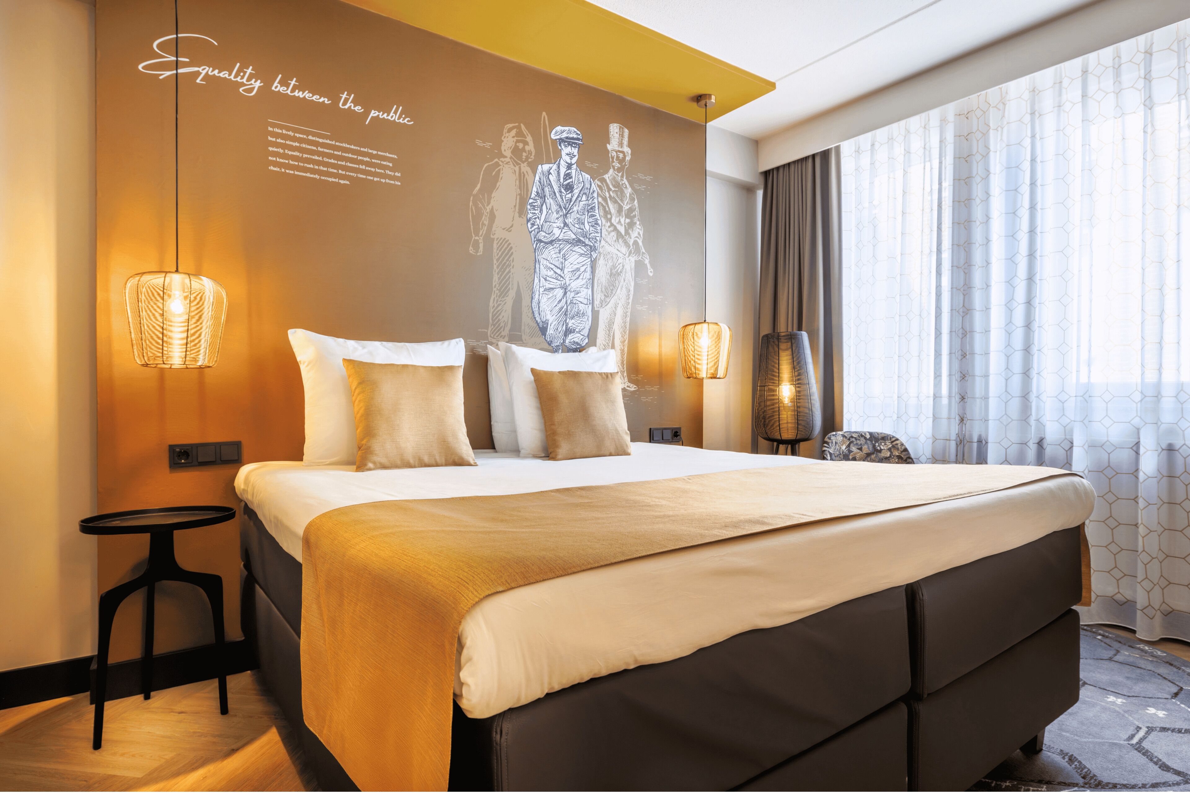 Rom – comfort, 1 queensize-seng | Safe på rommet, skrivebord, blendingsgardiner og strykejern/-brett