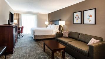 Een kluis op de kamer, een bureau, verduisterende gordijnen