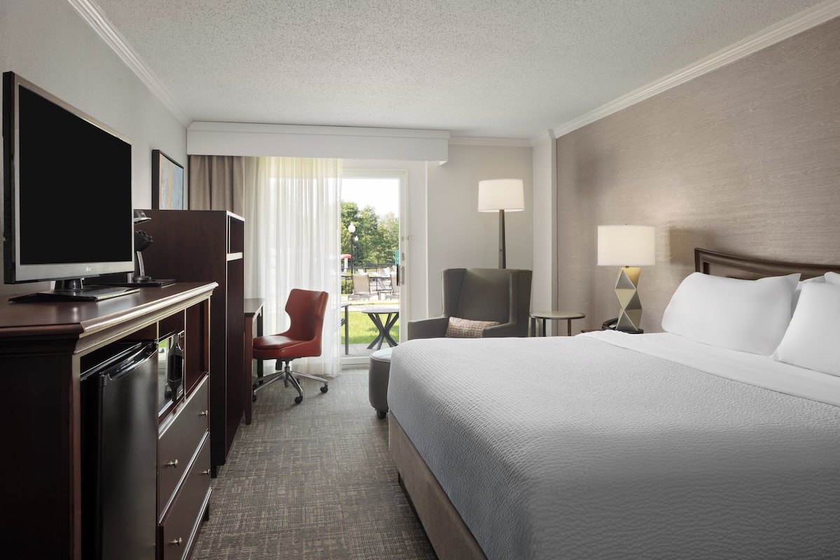 Room, 1 King Bed, Mobility Accessible, Pool View (Roll-In Shower) | 1 bedroom, in-room safe, desk, blackout curtains
