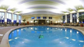 Una piscina cubierta, una piscina al aire libre