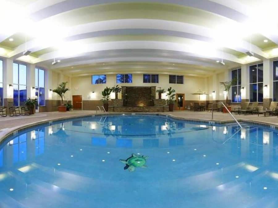 Una piscina cubierta, una piscina al aire libre