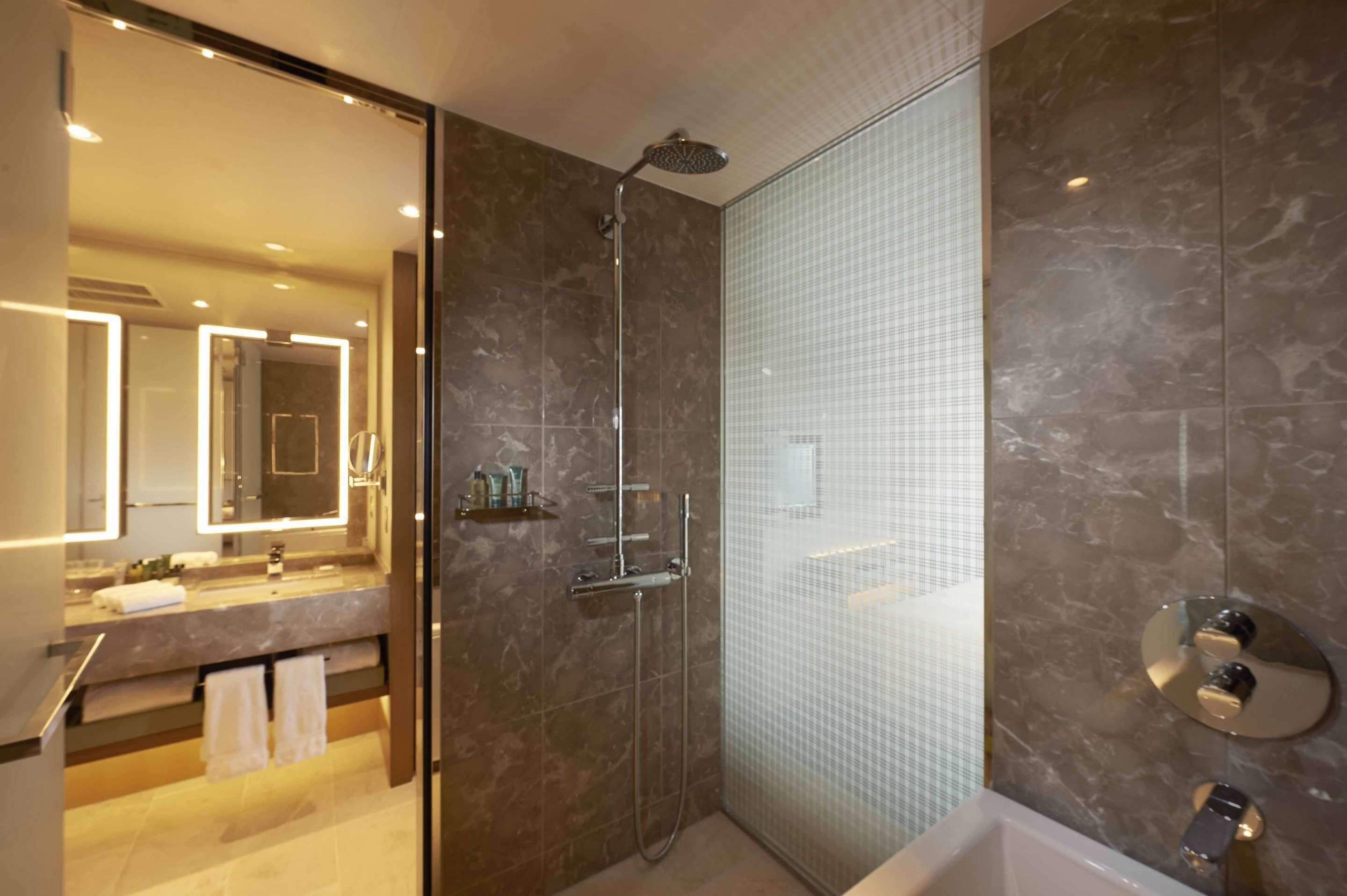 king presidential suite | bathroom | combined shower/bathtub, deep-soaking bathtub, free toiletries