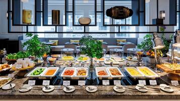 4 restaurants; breakfast, lunch, dinner and brunch served