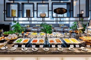 4 restaurants; breakfast, lunch, dinner and brunch served  - Hilton Osaka (Osaka)