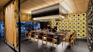 4 restaurants; breakfast, lunch, dinner, and brunch served