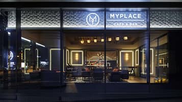 4 restaurants, breakfast, lunch, dinner served; Japanese cuisine
