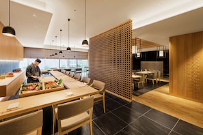 4 restaurants, breakfast, lunch, dinner served; Japanese cuisine