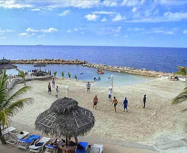 Plage privée, chaises longues, parasols, serviettes de plage