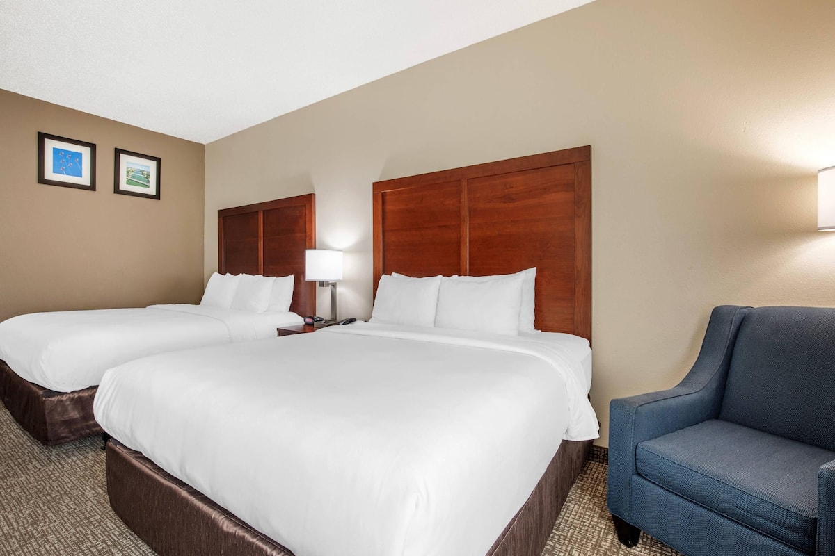 客房, 2 张大床, 无障碍, 无烟房 | 高档床上用品、客房内保险箱、办公桌、熨斗/熨衣板