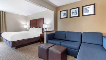 Suite, 1 cama King size y sofá cama, para no fumadores | Ropa de cama de alta calidad y caja de seguridad en la habitación