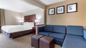 Ropa de cama de alta calidad y caja de seguridad en la habitación