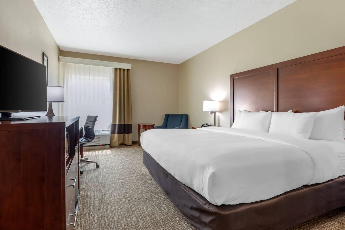 客房, 1 张特大床, 无障碍, 无烟房 (Roll-In Shower) | 高档床上用品、客房内保险箱、办公桌、熨斗/熨衣板