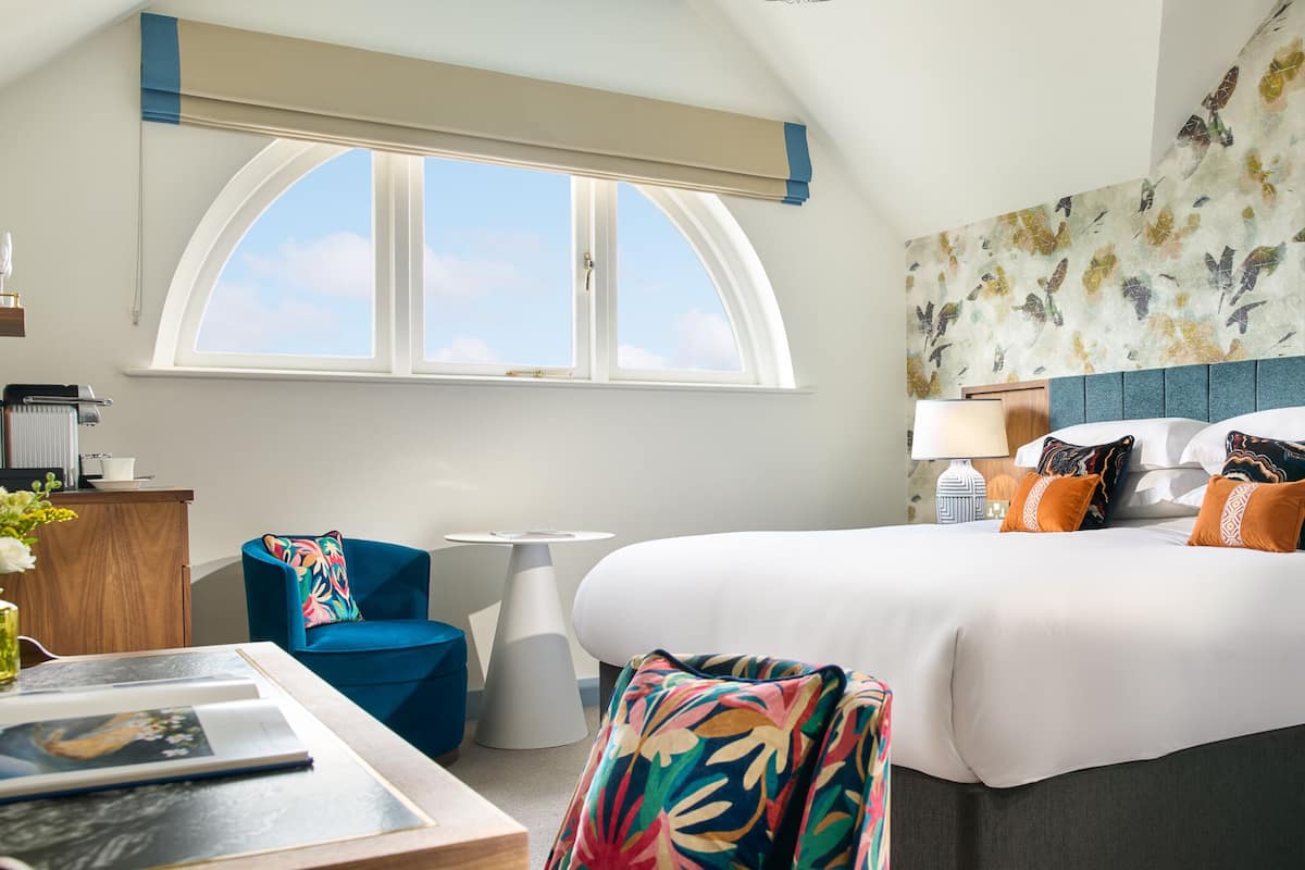 Egyptian cotton sheets, premium bedding, pillowtop beds, minibar