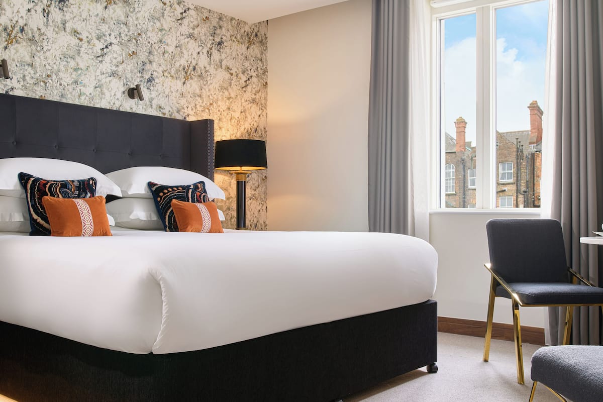 deluxe room, 1 king bed | egyptian cotton sheets, premium bedding, pillow-top beds, minibar