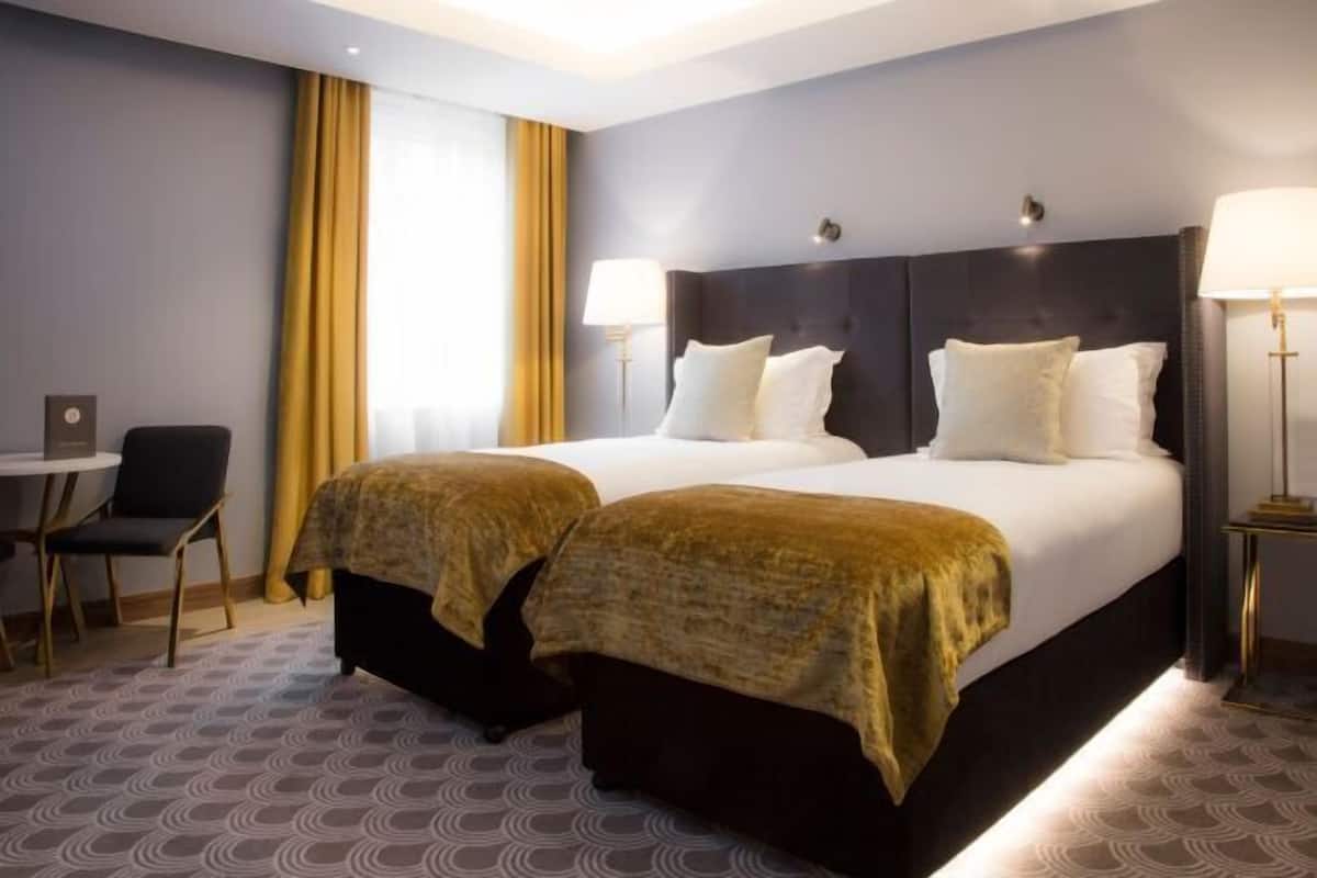 Egyptian cotton sheets, premium bedding, pillowtop beds, minibar