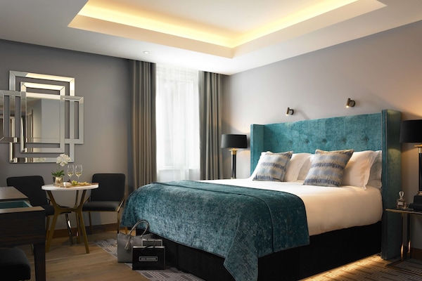 Egyptian cotton sheets, premium bedding, pillow-top beds, minibar