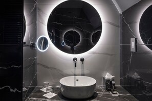Duschwanne, Designer-Toilettenartikel, Haartrockner, Bademäntel