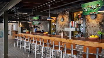 3 restaurants, breakfast, lunch, dinner served; seafood