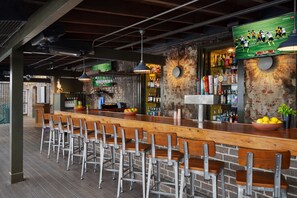 3 restaurants, breakfast, lunch, dinner served; seafood
