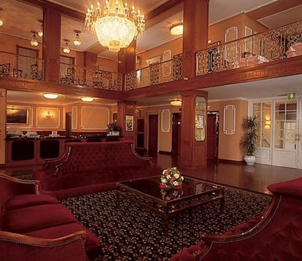 Lobby lounge