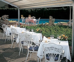 Poolside bar