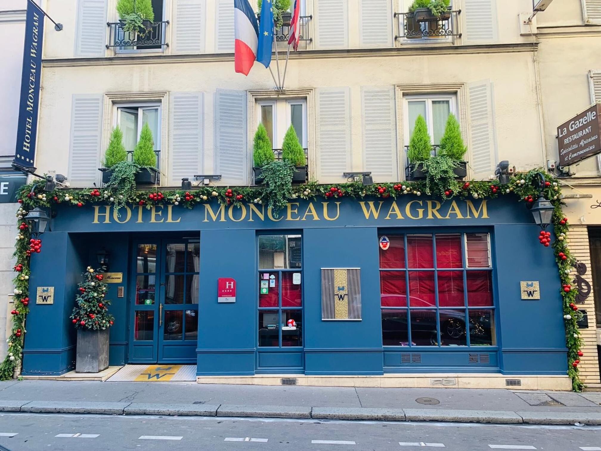 A hotel facade with the name "HOTEL MONCEAU WAGRAM" prominently displayed.