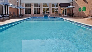 Een seizoensgebonden buitenzwembad