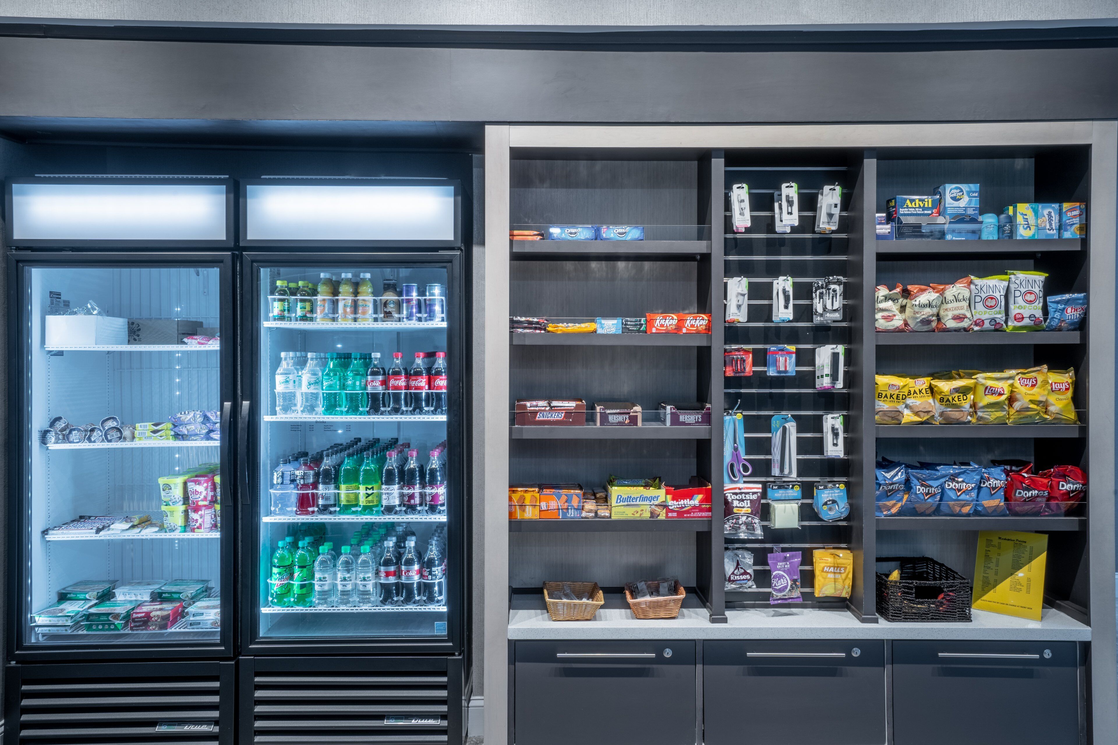Un distributeur automatique proposant une variété de collations et de boissons, notamment des Doritos et du Coca-Cola.