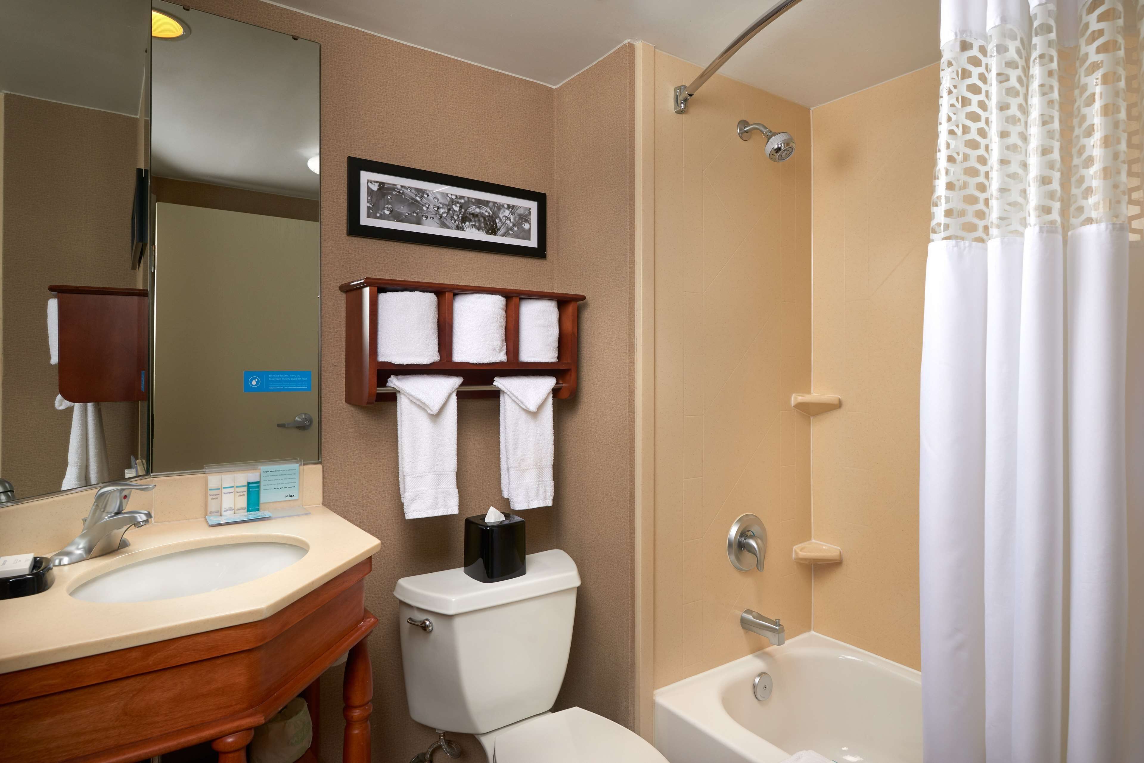 combined shower/bathtub, eco-friendly toiletries, hair dryer, towels