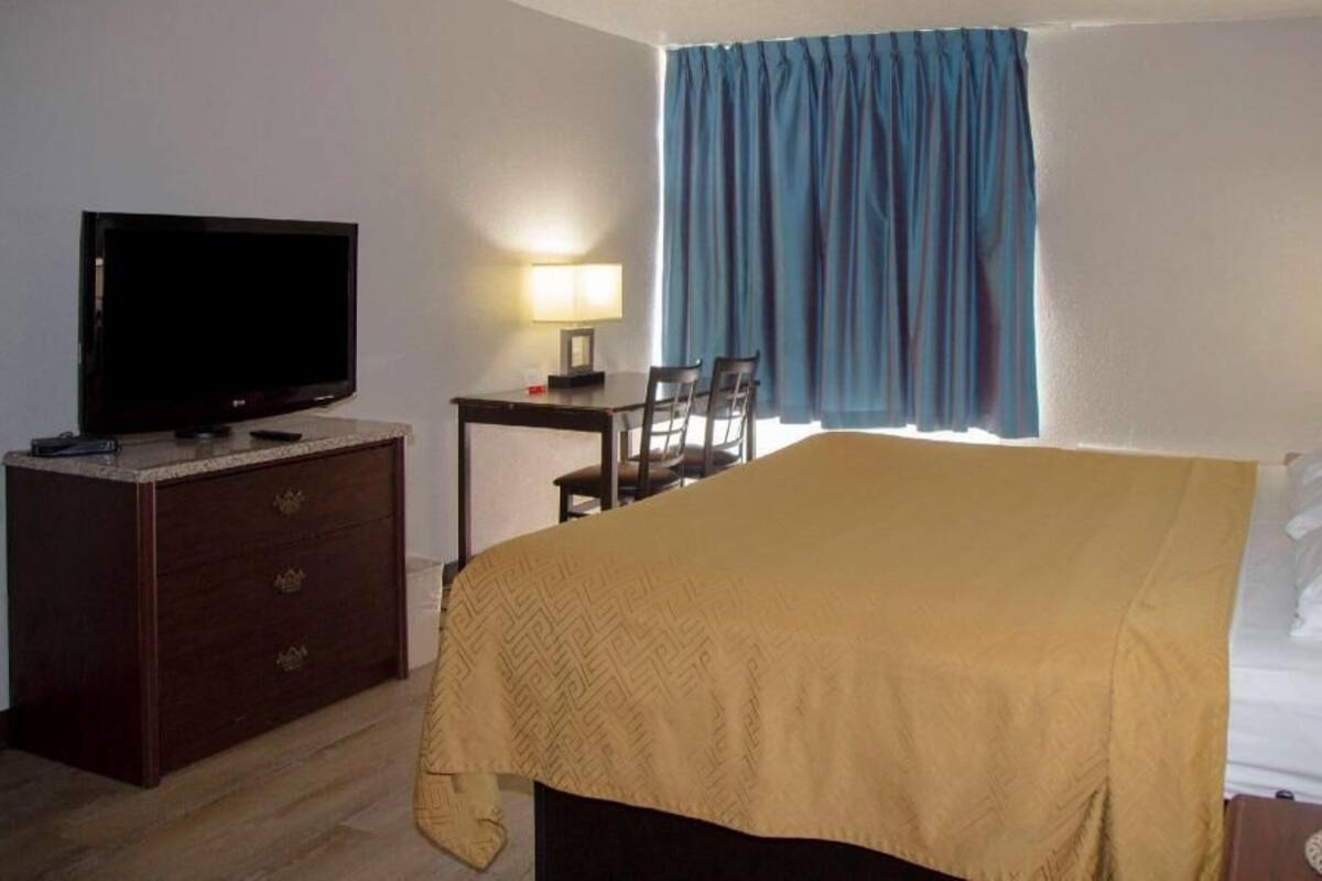 Escritorio, wifi gratis y ropa de cama