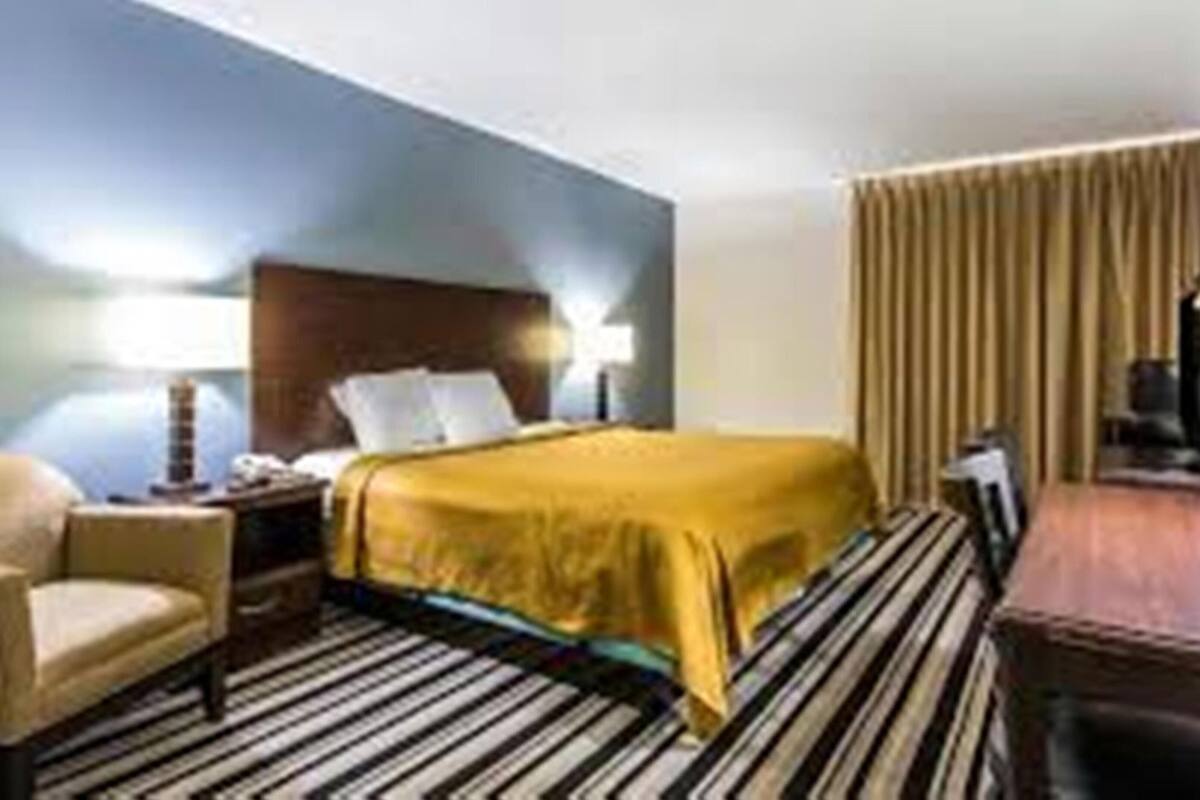 Escritorio, wifi gratis y ropa de cama