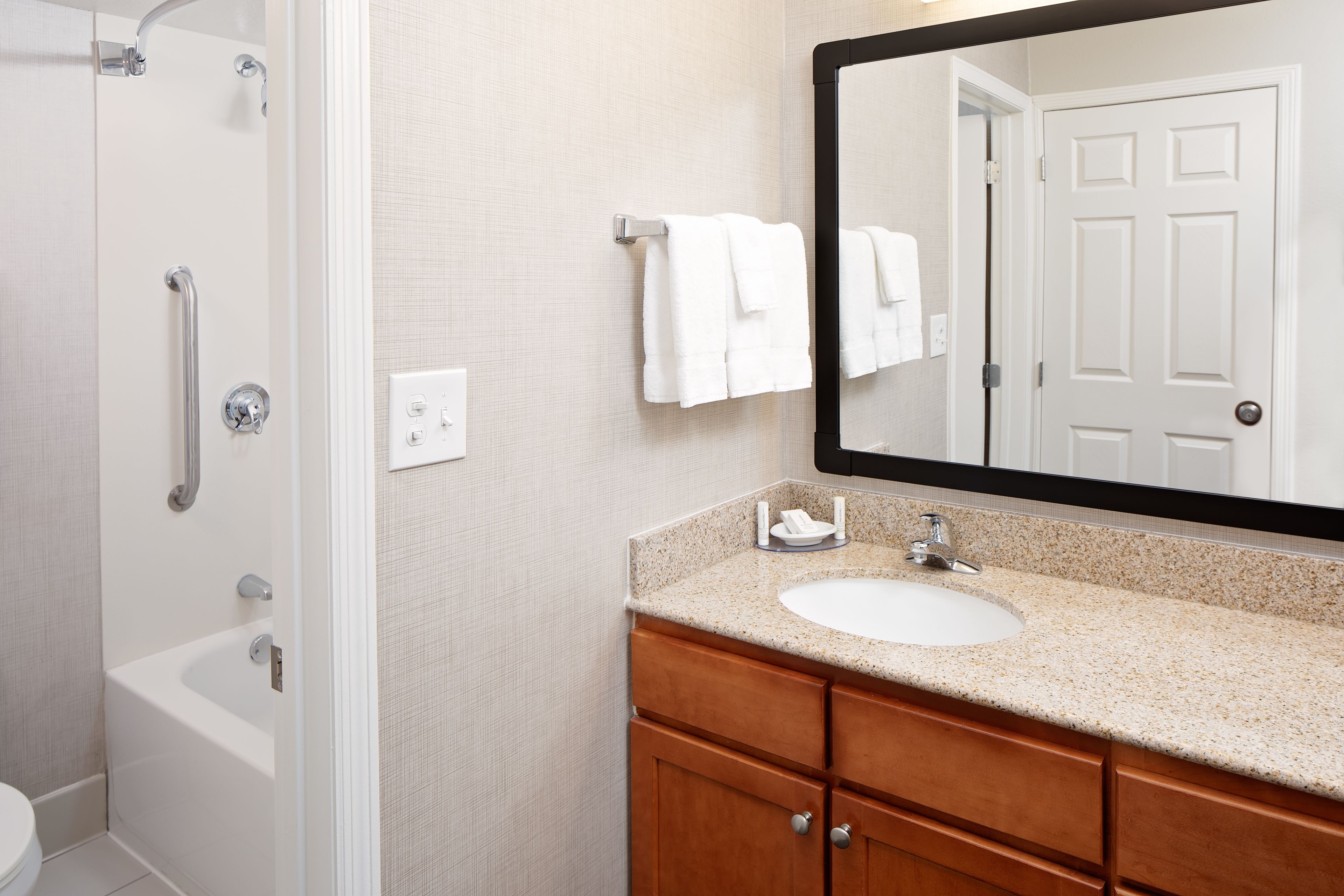 studio, 1 queen bed with sofa bed | bathroom | combined shower/bathtub, eco-friendly toiletries, hair dryer, towels