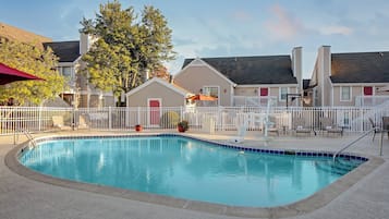 Piscine extérieure (ouverte en saison), parasols de plage