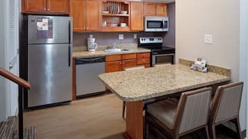 Full-sized fridge, microwave, oven, stovetop