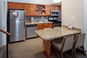 Full-sized fridge, microwave, oven, stovetop