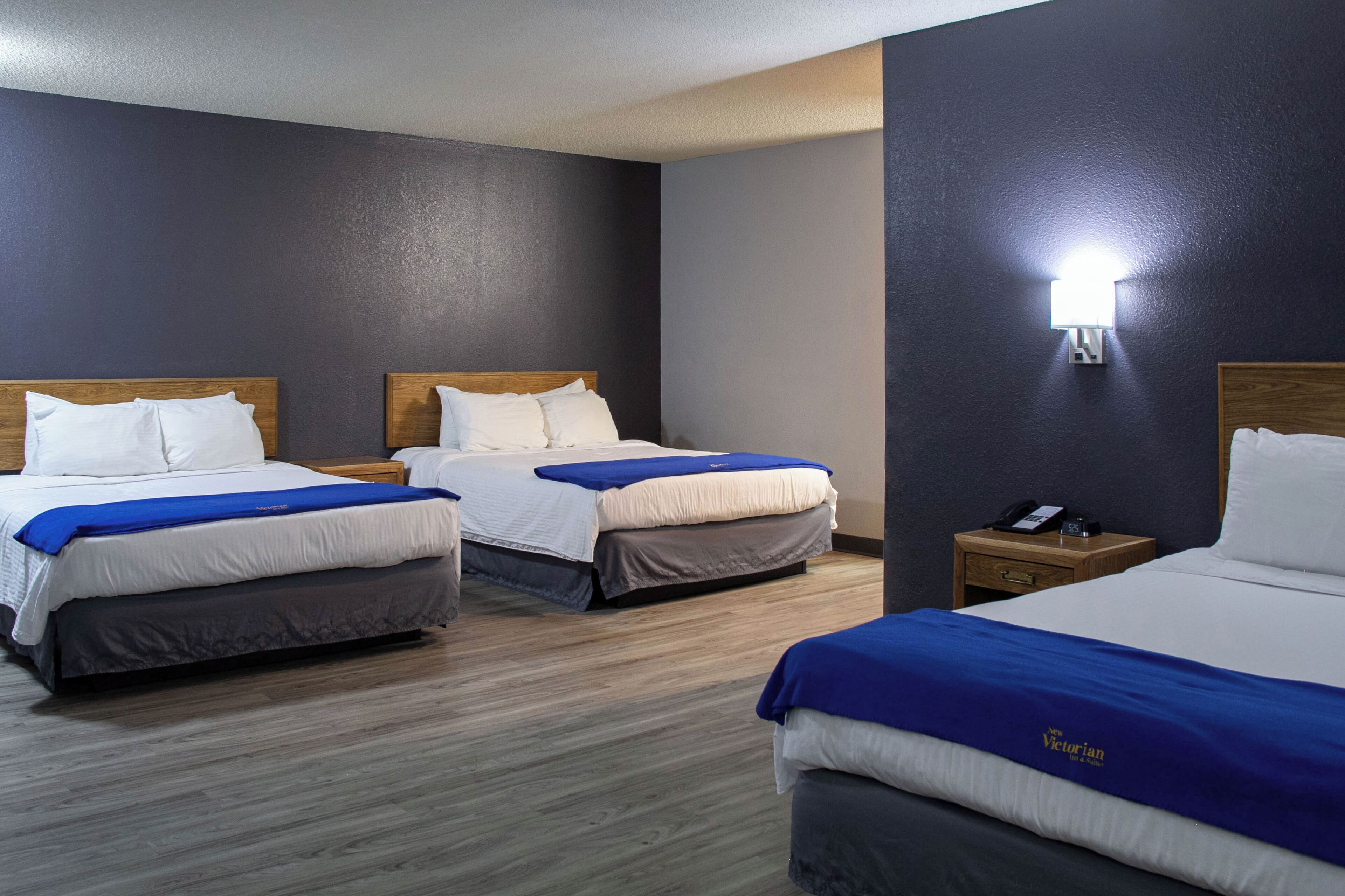 スイート ベッド (複数台) | デスク、ノートパソコン用作業スペース、遮光カーテン、アイロン / アイロン台