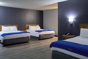 套房, 多張床 | 書桌、手提電腦工作空間、遮光窗簾/窗簾、熨斗/熨衫板