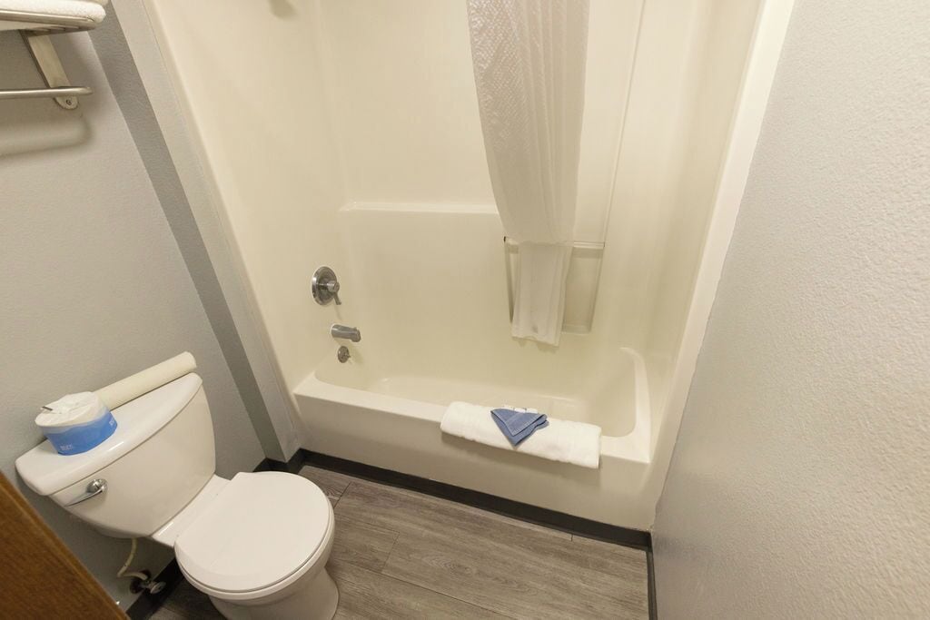 Combined shower/tub, free toiletries, hair dryer, towels